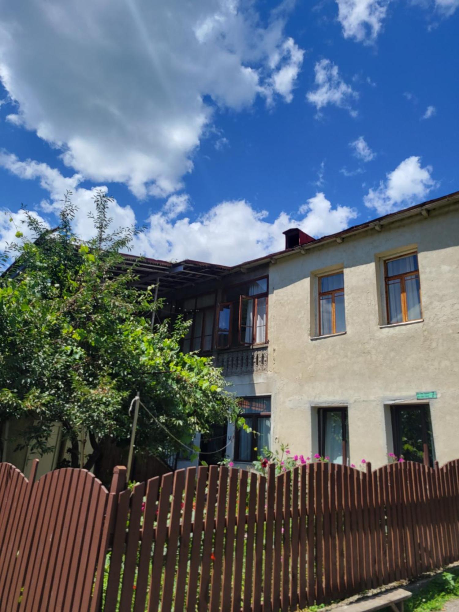 Гостевой дом Ailama Местия Экстерьер фото